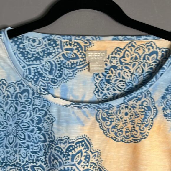 Chico’s Blue Geometric Print Short Sleeve Top Round Neckline Size Small - Picture 2 of 8